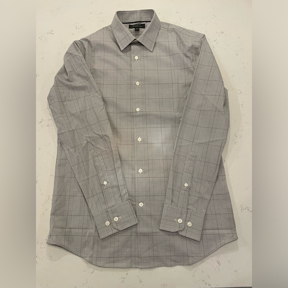Banana Republic men’s button down long sleeve shirt. Wrinkle resistant, slim fit